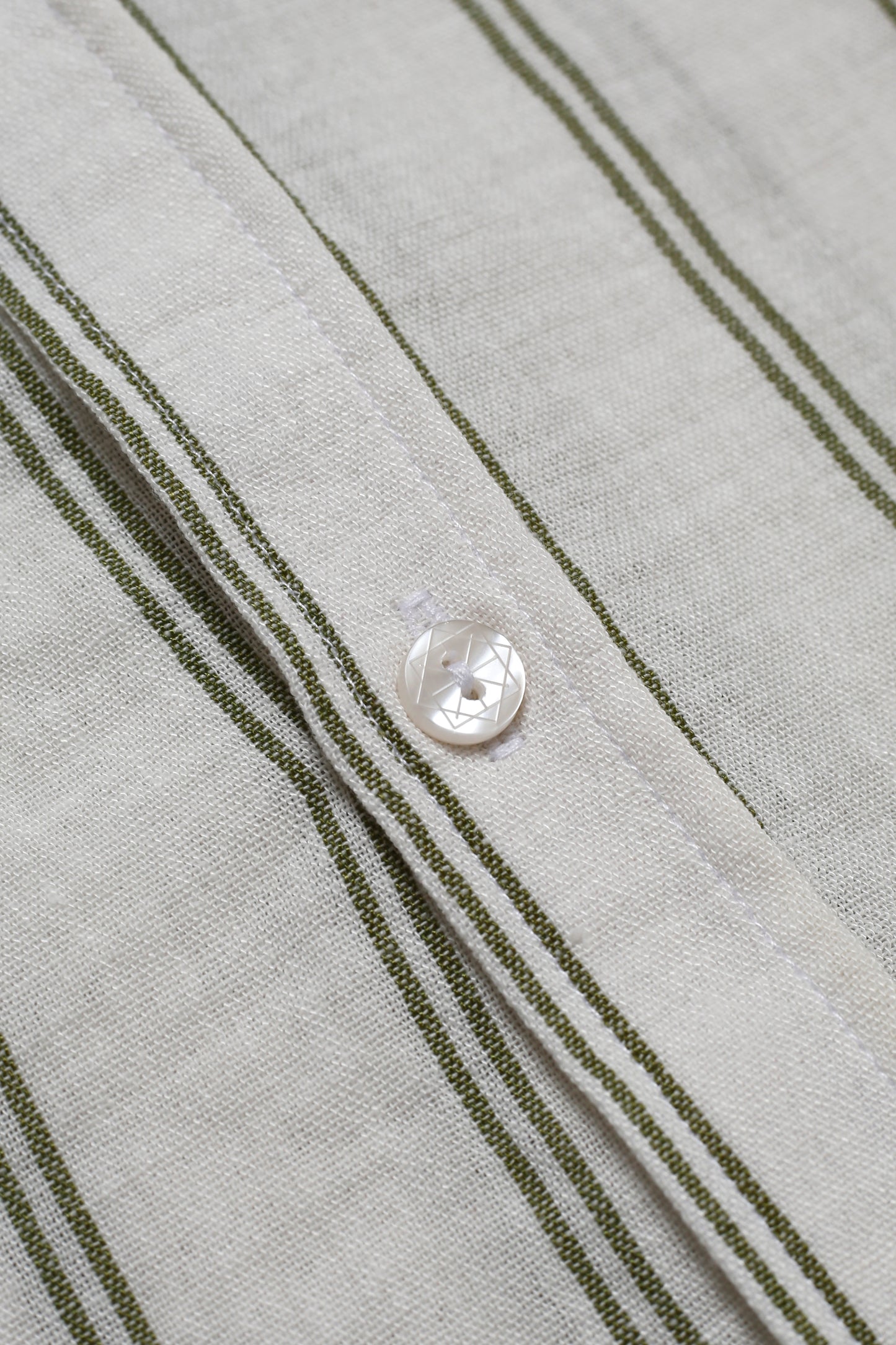 Chemise Homme en Lin à Rayures Vertes – Col Mao Élégant & Naturel